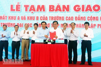 Lãnh đạo tỉnh Sóc Trăng bàn giao cơ sở vật chất cho Đại học Cần Thơ.