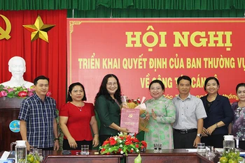 Phó Bí thư Thường trực Tỉnh ủy Sóc Trăng Hồ Thị Cẩm Đào (áo dài) trao quyết định cho đồng chí Phan Thị Xinh Hưởng