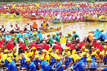 Đua ghe Ngo là phần hào hứng hấp dẫn nhất của lễ hội