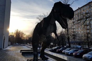 Mô hình khủng long bằng kích thước thật bên ngoài bảo tàng. (Ảnh: Thùy Vân)