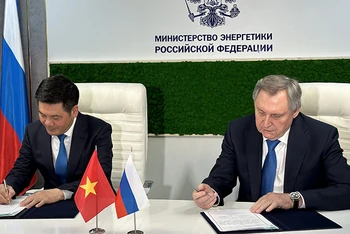 Bộ trưởng Công thương Nguyễn Hồng Diên và Bộ trưởng Năng lượng Liên bang Nga Nikolai Shulghinov ký kết Thỏa thuận hợp tác giữa hai chính phủ về thăm dò địa chất và khai thác dầu khí. (Ảnh: Thùy Vân)