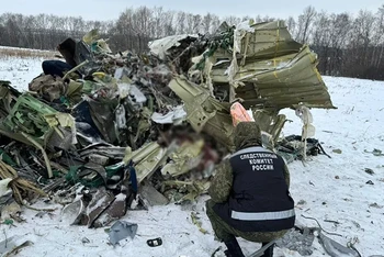 Các mảnh vỡ của máy bay Il-76 tại hiện trường. (Ảnh RIA Novosti)