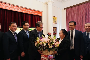 Đại sứ Đặng Minh Khôi trao lẵng hoa tặng Đại sứ Lào Vilavanh Yiapoher. (Ảnh: THÙY VÂN)