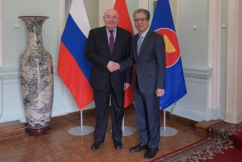 Đại sứ Đặng Minh Khôi tiếp Đặc phái viên của Tổng thống Nga về hợp tác văn hóa quốc tế Mikhail Shvydkoy. (Ảnh: THÙY VÂN)