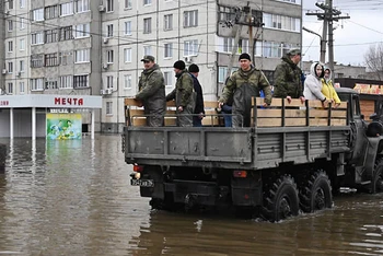 Chính quyền vùng Kurgan đang nỗ lực sơ tán người dân bị ngập lụt trong các khu đô thị. (Ảnh: Kommersant)