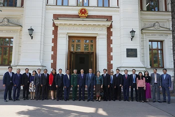 Đoàn Đại sứ quán Lào tại Nga chụp ảnh giao lưu cùng cán bộ nhân viên Đại sứ quán Việt Nam. (Ảnh: THÙY VÂN)