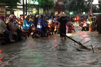 Ngập nặng sau mưa lớn tại khu vực cầu Đồng Khởi vào chiều 30/6.