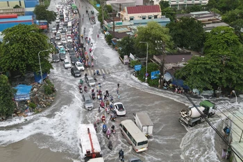 Nước với bọt trắng từ suối Xiệp tràn vào khu dân cư khu vực giáp ranh hai tỉnh Bình Dương - Đồng Nai chiều 28/6.