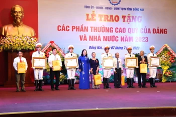 Phó Chủ tịch nước Võ Thị Ánh Xuân đã trao tặng Huân chương Độc lập và quà cho 5 gia đình có con duy nhất là liệt sĩ.