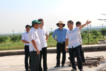 Đoàn công tác Tỉnh ủy Đồng Nai kiểm tra tiến độ công trình cầu Vàm Cái Sứt.