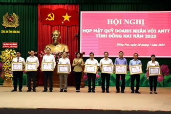 Phó Chủ tịch Ủy ban nhân dân tỉnh Đồng Nai Nguyễn Thị Hoàng trao Bằng khen cho các doanh nhân có nhiều đóng góp cho Quỹ Doanh nhân với an ninh trật tự.