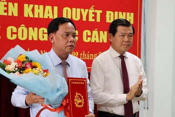 Bí thư Tỉnh ủy Đồng Nai Nguyễn Hồng Lĩnh trao quyết định và tặng hoa chúc mừng đồng chí Võ Tấn Đức.