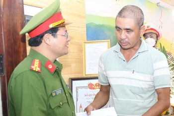 Đại tá Trần Anh Sơn, Phó Giám đốc Công an tỉnh Đồng Nai chia sẻ đau thương với gia đình liệt sĩ, Trung tá Nguyễn Khắc Thường.