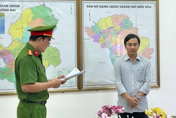 Cơ quan điều tra đọc lệnh bắt tạm giam Lương Quang Huy.