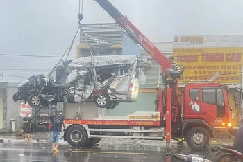 Chiếc xe ô-tô 16 chỗ bị hư hỏng nặng sau vụ tai nạn.