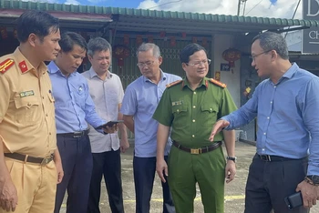 Phó Chủ tịch chuyên trách Ủy ban An toàn giao thông quốc gia Khuất Việt Hùng cùng lực lượng chức năng tỉnh Đồng Nai tại hiện trường vụ tai nạn.