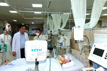 Lãnh đạo tỉnh Đồng Nai thăm hỏi một nạn nhân vụ tai nạn điều trị tại Bệnh viện đa khoa Đồng Nai vào ngày 30/9.