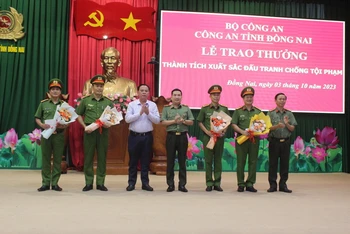 Quyền Chủ tịch Ủy ban nhân dân tỉnh Đồng Nai Võ Tấn Đức cùng lãnh đạo Công an tỉnh Đồng Nai chúc mừng các đơn vị được khen thưởng đột xuất.