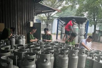 Lực lượng công bắt quả tang sang chiết gas trái phép tại Công ty trách nhiệm hữu hạn Toàn Năng Phát.
