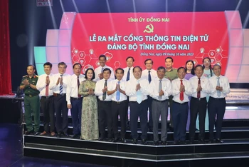 Các đại biểu tại lễ ra mắt Cổng Thông tin điện tử Đảng bộ tỉnh Đồng Nai.
