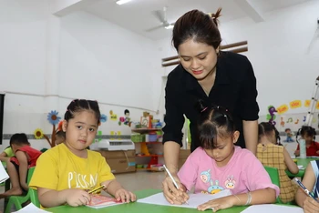 Giáo viên mần non trong một lớp học ở huyện Long Thành