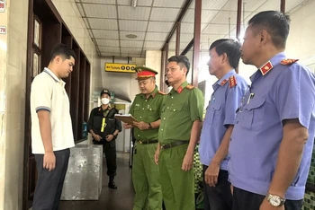 Cơ quan điều tra và Viện Kiểm sát nhân dân huyện Định Quán thi hành bắt tạm giam Lê Dương.