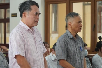 Hai bị cáo Trần Quốc Tuấn (bên phải) và Võ Khắc Hiển tại phiên tòa.