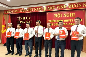 Bí thư Tỉnh ủy Đồng Nai Nguyễn Hồng Lĩnh trao các quyết định về công tác cán bộ.