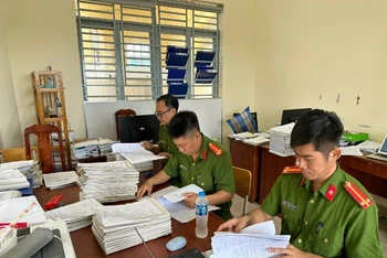 Lực lượng công an khám xét tại Trung tâm phát triển quỹ đất huyện Long Thành.