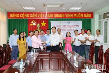 Đại diện Trung tâm tư vấn hỗ trợ doanh nghiệp tỉnh Đồng Nai và Trung tâm hỗ trợ pháp lý Hội Doanh nhân trẻ Đồng Nai ký kết hợp tác hỗ trợ doanh nghiệp.