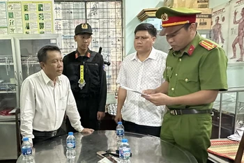Cơ quan Cảnh sát điều tra Công an thành phố Biên Hòa đọc lệnh khởi tố bị can đối với Nguyễn Văn Nhuần.