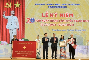 Lãnh đạo tỉnh Đồng Nai tặng bức trướng và Bằng khen cho huyện Trảng Bom nhân kỷ niệm 20 năm thành lập.