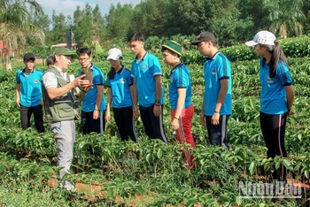 Học sinh tham quan du lịch tại Khu Bảo tồn thiên nhiên-văn hóa Đồng Nai.