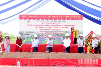 Quyền Chủ tịch Ủy ban nhân dân tỉnh Đồng Nai Võ Tấn Đức (thứ 5 từ trái qua) và lãnh đạo huyện Nhơn Trạch thực hiện nghi thức khởi công.