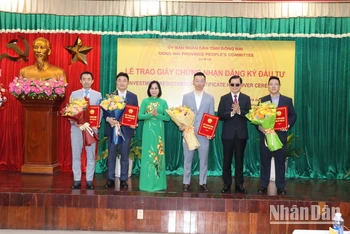 Bí thư Tỉnh ủy Đồng Nai Nguyễn Hồng Lĩnh và Phó Chủ tịch Ủy ban nhân dân tỉnh Nguyễn Thị Hoàng trao giấy chứng nhận đăng ký đầu tư cho 4 dự án FDI mới. 