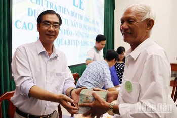 Một người dân nhận tiền bồi thường, hỗ trợ dự án cao tốc Biên Hòa - Vũng Tàu.