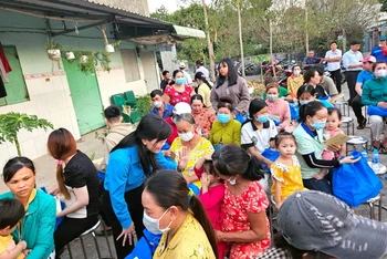 Lãnh đạo Liên đoàn Lao động tỉnh Đồng Nai đến khu nhà trọ tặng quà Tết và động viên công nhân tại phường Tân Hạnh, thành phố Biên Hòa. 