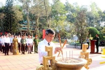 Đồng chí Hồ Thanh Sơn, Phó Bí thư Thường trực Tỉnh ủy Đồng Nai dâng hương tại Nghĩa trang liệt sĩ huyện Long Thành.