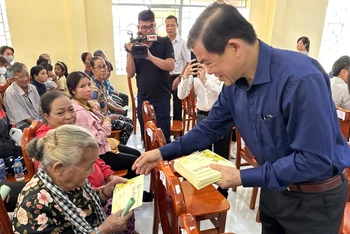 Bí thư Tỉnh ủy Đồng Nai Nguyễn Hồng Lĩnh trao quà Tết cho người dân.