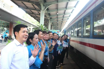 Lãnh đạo tỉnh Đồng Nai và đại diện Tổng Liên đoàn Lao động Việt Nam tiễn anh chị em công nhân về quê đón Tết.