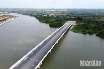 Cầu Vàm Cái Sứt bắc qua sông Buông trên Hương lộ 2, xã Long Hưng, thành phố Biên Hòa, tỉnh Đồng Nai gần hoàn thành nhưng không có đường đi.