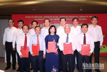 Đồng chí Nguyễn Văn Nên cùng các đại biểu tại Lễ ký kết. 