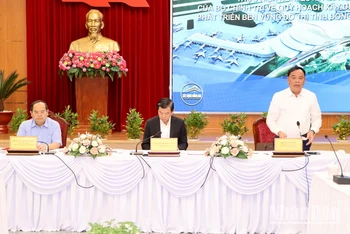Các đồng chí lãnh đạo tỉnh Đồng Nai chủ trì hội nghị.