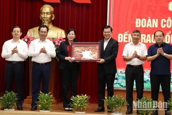 Lãnh đạo tỉnh Đồng Nai tặng quà lưu niệm cho lãnh đạo tỉnh Thái Nguyên.