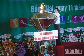 Bí thư Tỉnh ủy Đồng Nai Nguyễn Hồng Lĩnh thực hiện nghi thức đốt đuốc khai mạc Hội khỏe Phù Đổng. 