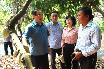 Lãnh đạo tỉnh Đồng Nai và huyện Xuân Lộc tham quan một mô hình nông dân sản xuất giỏi.