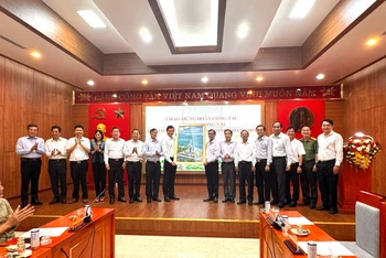 Lãnh đạo Tỉnh ủy Khánh Hòa tặng quà lưu niệm cho Tỉnh ủy Đồng Nai.