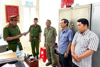 Cơ quan Cảnh sát điều tra Công an tỉnh Đồng Nai tống đạt quyết định khởi tố bị can đối với Nguyễn Đức Khuê và Lê Ngọc Muôn. 
