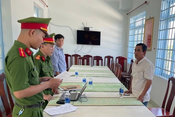 Cơ quan điều tra tống đạt quyết định khởi tố, bắt tạm giam Nguyễn Minh Phúc.