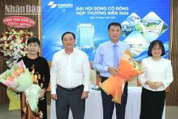 Lãnh đạo Sở Nội vụ và Sở Tài chính Đồng Nai chúc mừng bà Đỗ Thị Thu Hằng (bên trái) và ông Trương Đình Hiệp (thứ hai từ phải qua).